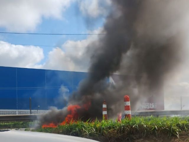 engarrafamento na BR-324 manifestação em frente a Klabin