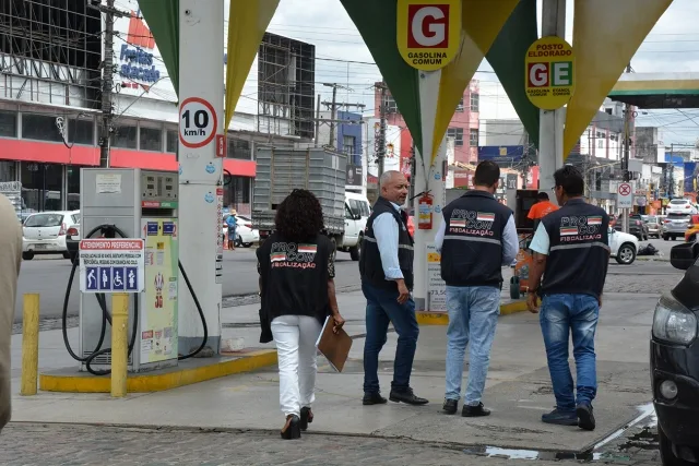 Procon fiscaliza preço dos combustíveis em Feira de Santana