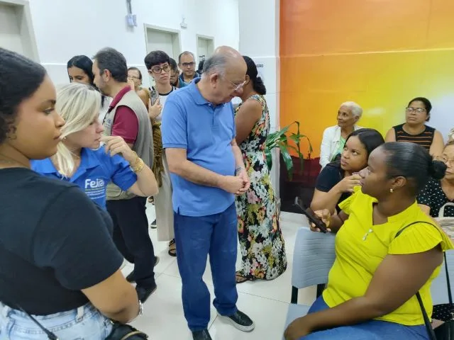 José Robaldo, prefeito de Feira de Santana, conversando com pacientes no mutirão da saúde