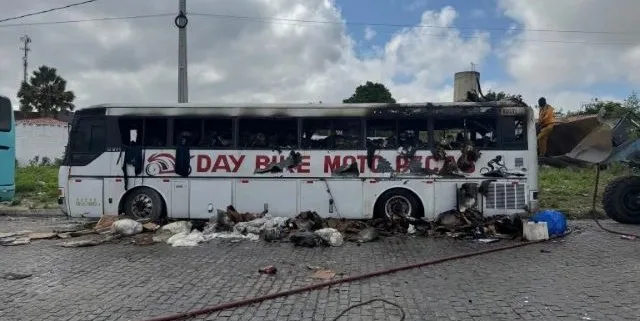 Ônibus com materiais recicláveis pega fogo no centro de Conceição do Coité