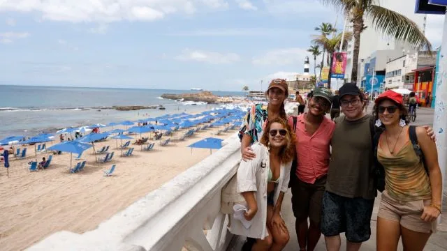 pessoas turistas farol da barra