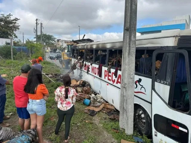 Ônibus com materiais recicláveis pega fogo no centro de Conceição do Coité