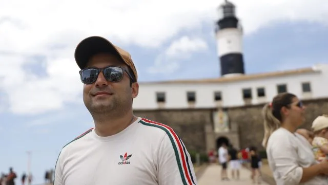 homem turista farol da barra