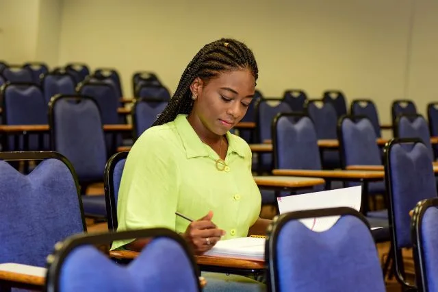 Estudante de cursinho da Prefeitura de Salvador é aprovada em medicina em três das melhores universidades federais do país