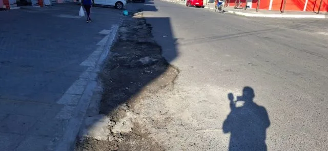 Buraco na Av. ACM em Feira de Santana, abertura fica em frente a uma academia de Pilates