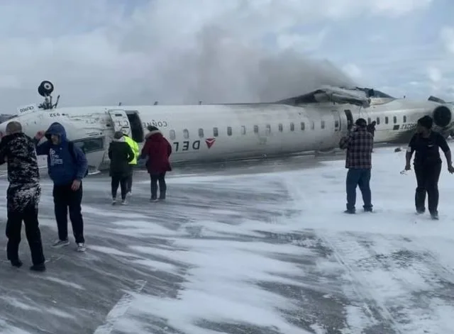 Avião da Delta capota durante pouso em Toronto; 18 ficam feridos