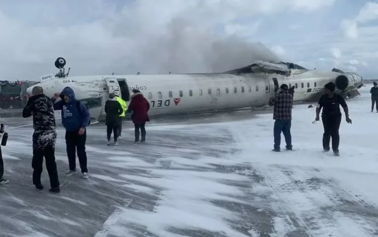 Avião da Delta capota durante pouso em Toronto; 18 ficam feridos