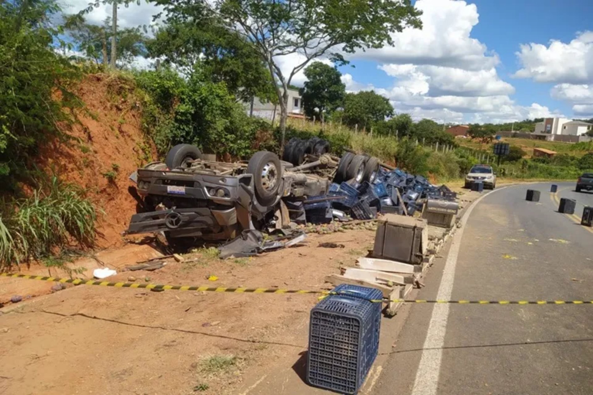 achei-sudoeste-caetite-caminhao-carregado-com-mangas-capota-na-br-030