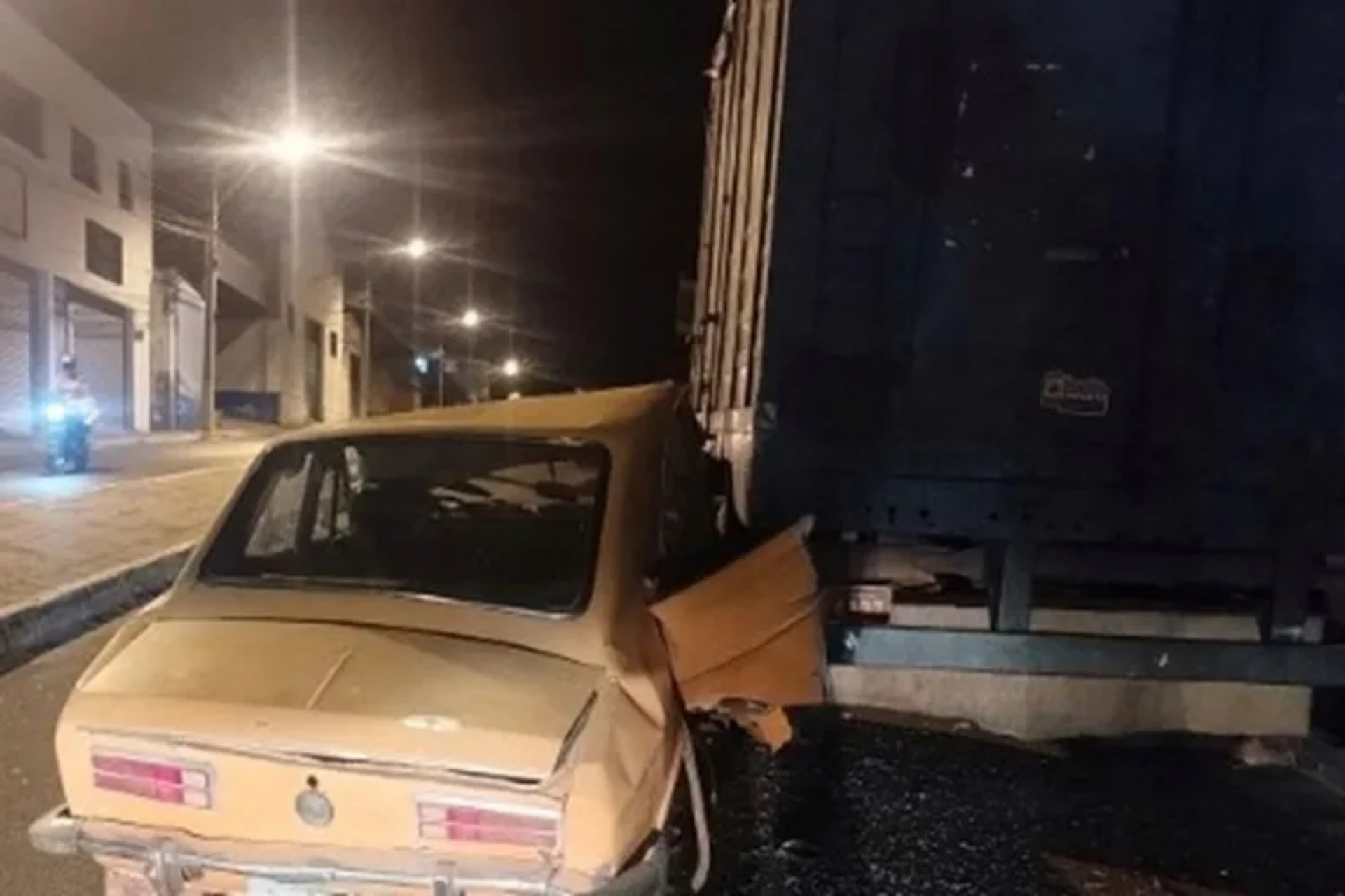 3602-achei-sudoeste-brumado-carro-colide-em-caminhao-estacionado