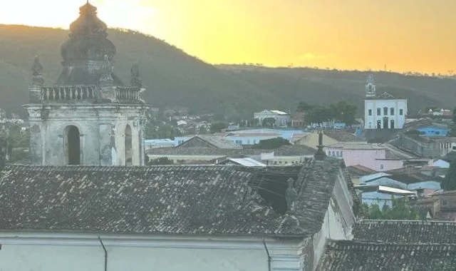 Parte do telhado da igreja do Hospital da Santa Casa de Misericórdia de Cachoeira desaba