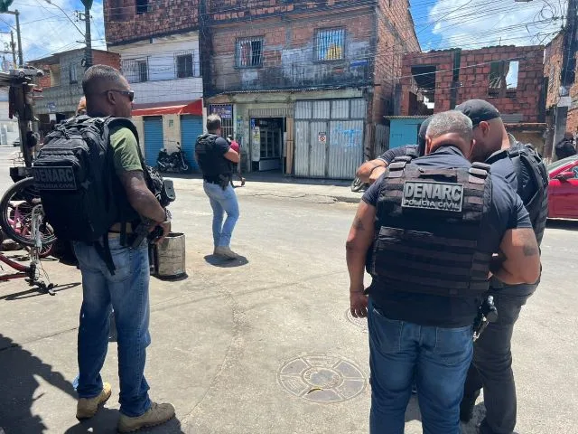 Policiais Civis localizam câmera de segurança instalada por criminosos em poste em Salvador