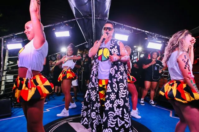 Xanddy arrasta multidão na 'Melhor Segunda' e faz homenagem a Timbalada, Olodum e Ilê Aiyê