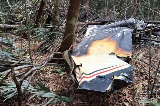 FAB derruba com tiro avião do tráfico de drogas que entrou no Brasil pela Venezuela