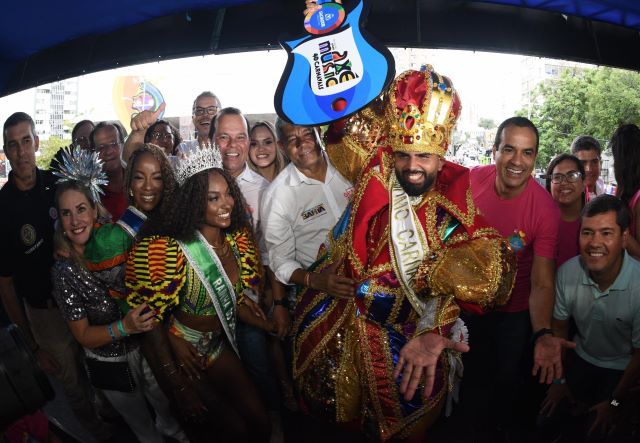 Prefeito Bruno Reis entrega chave da cidade ao Rei Momo e abre oficialmente o Carnaval de Salvador