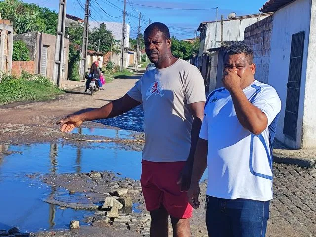 Poça com esgoto na Rua Água de Prata, no Bairro Lagoa Subaé, em Feira de Santana