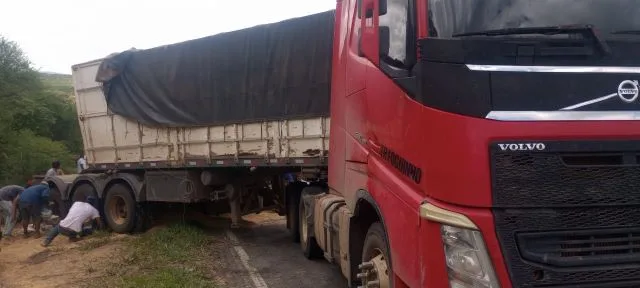 Carreta tomba entre os municípios de Nova Itarana e Planaltino; pista chegou a ser interditada