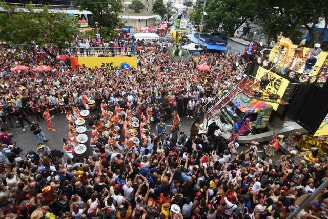 Prefeito Bruno Reis entrega chave da cidade ao Rei Momo e abre oficialmente o Carnaval de Salvador