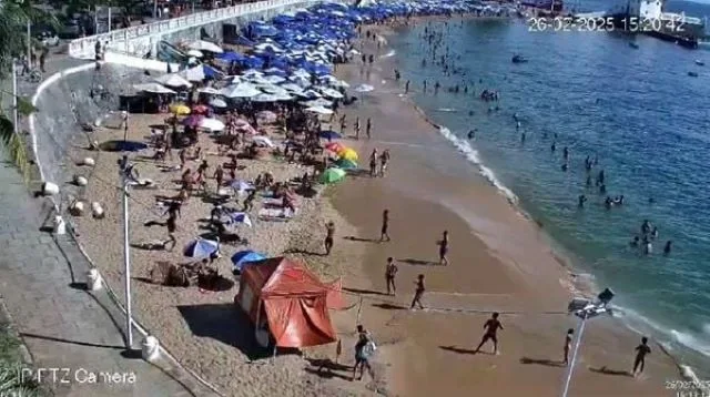 Contenção desaba no Porto da Barra após homem cair da calçada