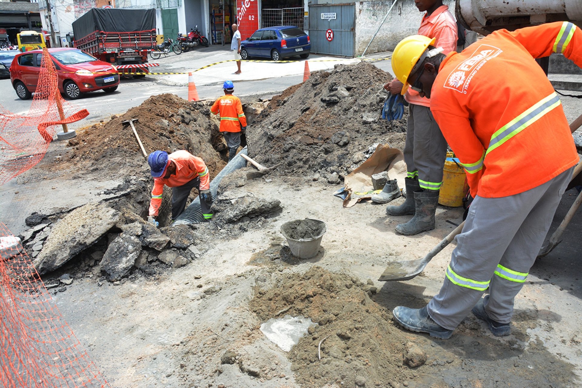 Obras de drenagem no entorno da Praça do Tropeiro