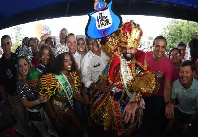 Prefeito Bruno Reis entrega chave da cidade ao Rei Momo e abre oficialmente o Carnaval de Salvador