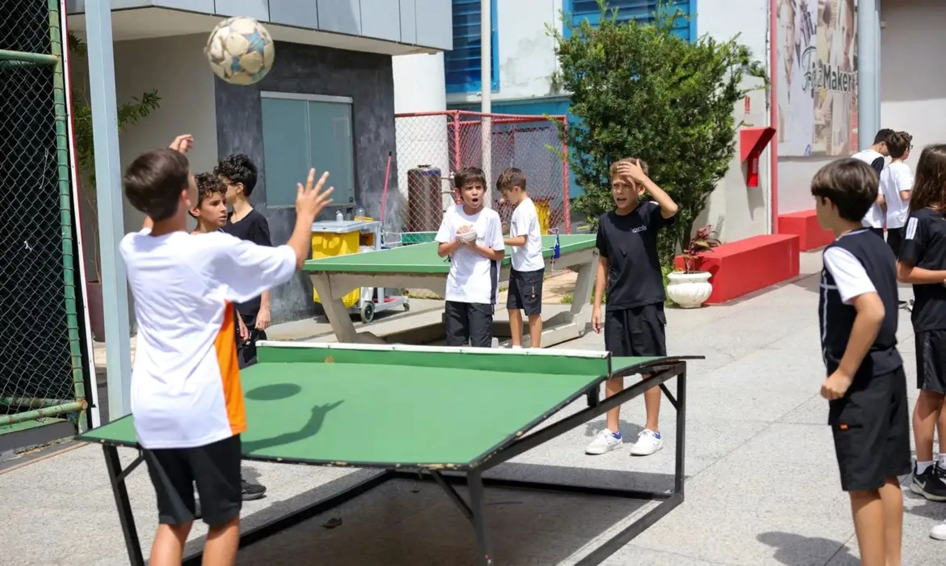 meninos brincando no intervalo na escola