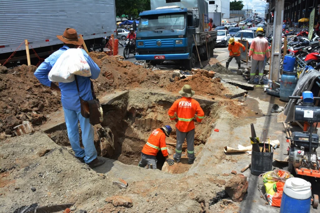 Obras de drenagem no entorno da Praça do Tropeiro