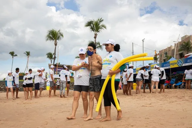 ParaPraia: projeto oferece banho de mar para pessoas com deficiência