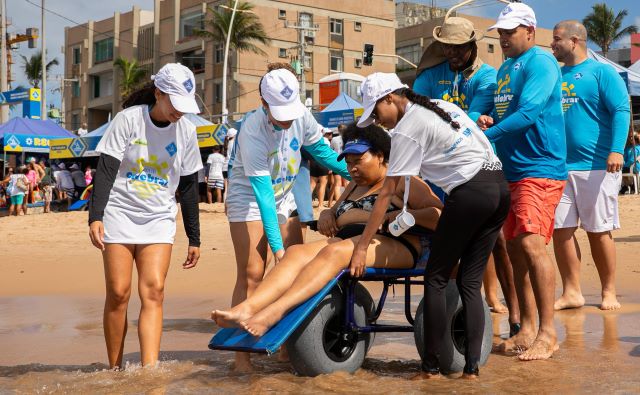 ParaPraia: projeto oferece banho de mar para pessoas com deficiência