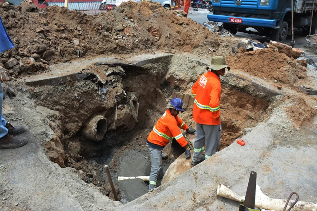 Obras de drenagem no entorno da Praça do Tropeiro