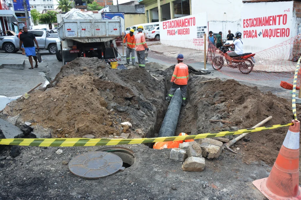 Obras de drenagem no entorno da Praça do Tropeiro