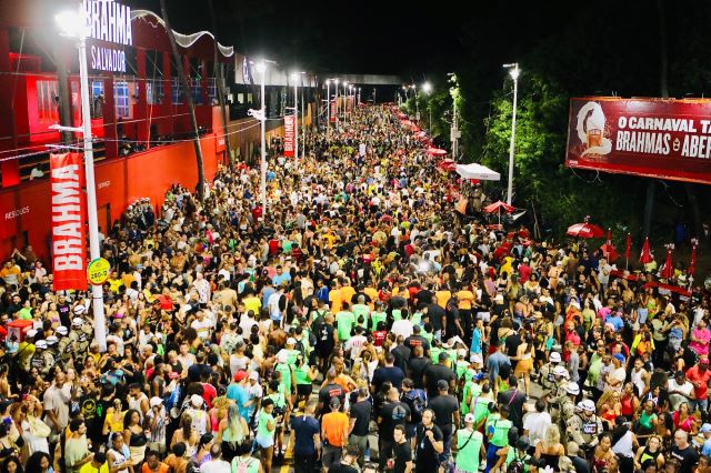 Xanddy arrasta multidão na 'Melhor Segunda' e faz homenagem a Timbalada, Olodum e Ilê Aiyê