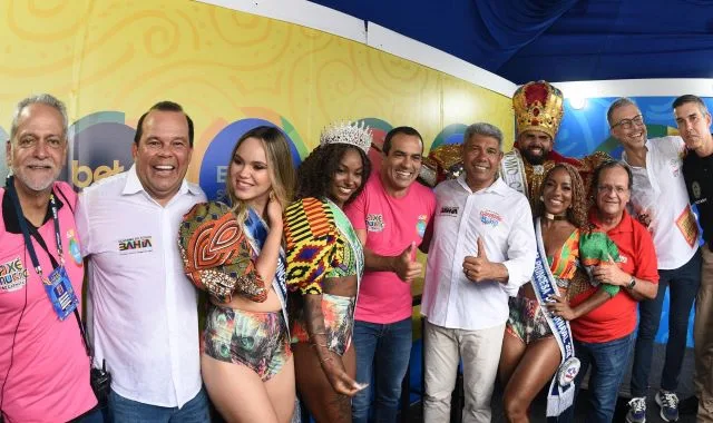 Prefeito Bruno Reis entrega chave da cidade ao Rei Momo e abre oficialmente o Carnaval de Salvador