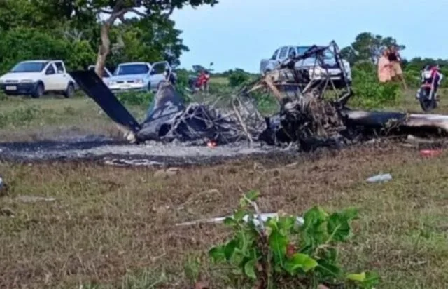 Avião de pequeno porte caiu e pegou, no final da tarde desta segunda-feira (10), na cidade de Prado,