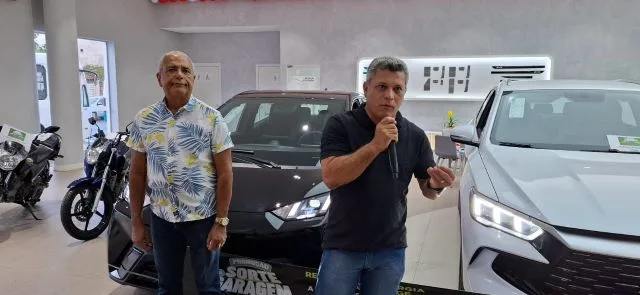 Juscelino Brito, presidente da Câmara de Dirigentes Legistas de Feira de Santana (CDL), durante a entrega dos prêmios da Campanha Sorte da Garagem 2024