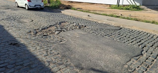 Buraco na Rua Justiniano da Silva (Antiga Estrada do Francês), em Feira de Santana