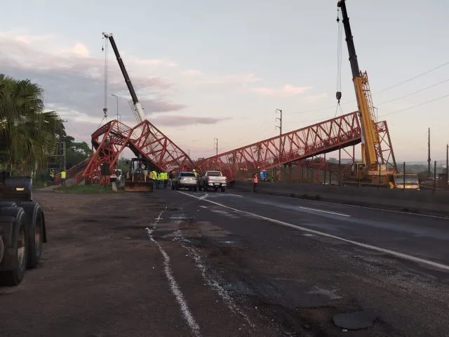 Carreta derruba passarela na BR-324 e rodovia é interditada nos dois sentidos na Bahia