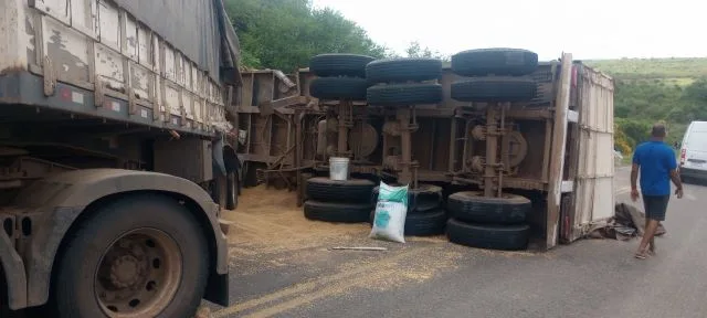 Carreta tomba entre os municípios de Nova Itarana e Planaltino; pista chegou a ser interditada