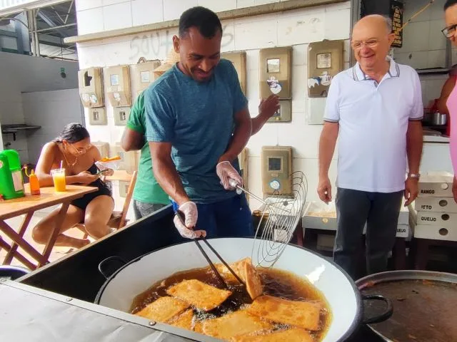 José Ronaldo, prefeito de Feira de Santana, em visita a Feirinha da Estação Nova