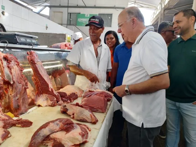 José Ronaldo, prefeito de Feira de Santana, em visita a Feirinha da Estação Nova