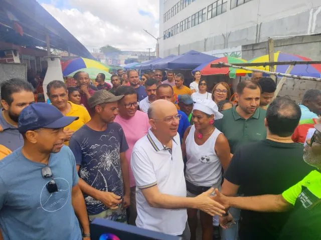 José Ronaldo, prefeito de Feira de Santana, em visita a Feirinha da Estação Nova