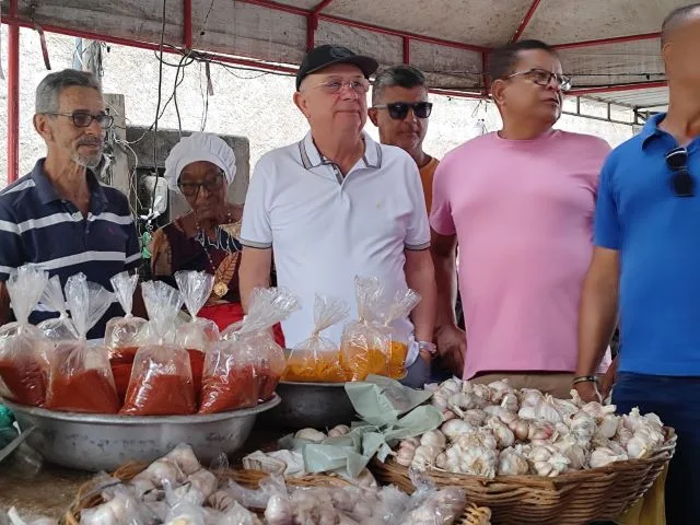 José Ronaldo, prefeito de Feira de Santana, em visita a Feirinha da Estação Nova