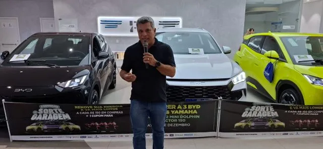 Juscelino Brito, presidente da Câmara de Dirigentes Legistas de Feira de Santana (CDL), durante a entrega dos prêmios da Campanha Sorte da Garagem 2024