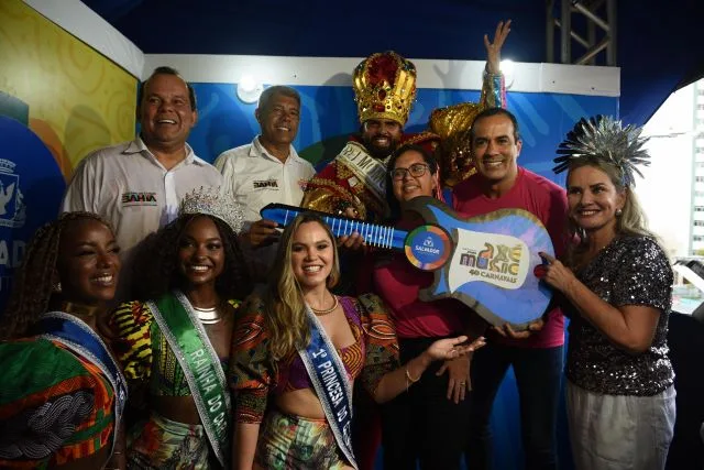 Prefeito Bruno Reis entrega chave da cidade ao Rei Momo e abre oficialmente o Carnaval de Salvador