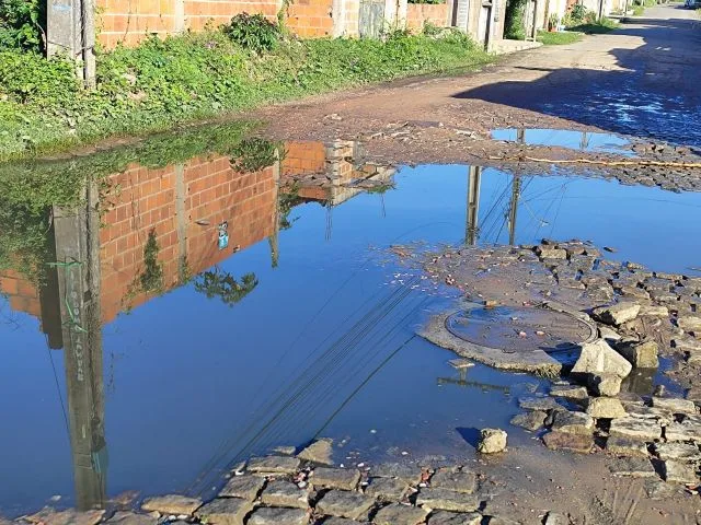 Poça com esgoto na Rua Água de Prata, no Bairro Lagoa Subaé, em Feira de Santana