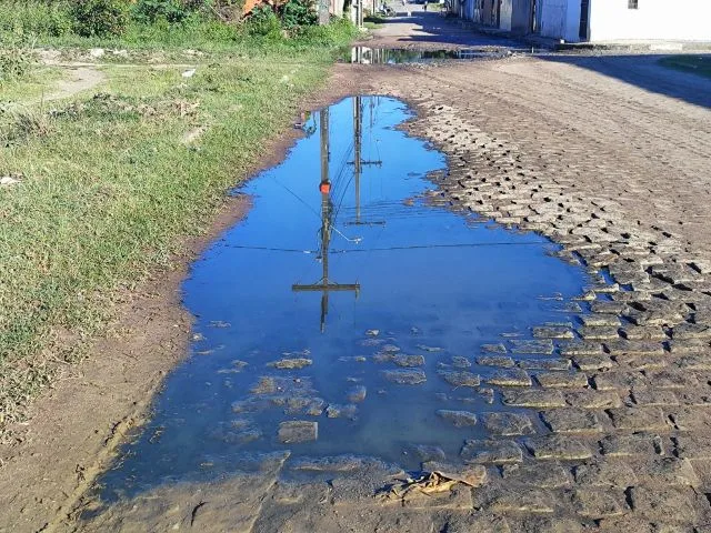 Poça com esgoto na Rua Água de Prata, no Bairro Lagoa Subaé, em Feira de Santana