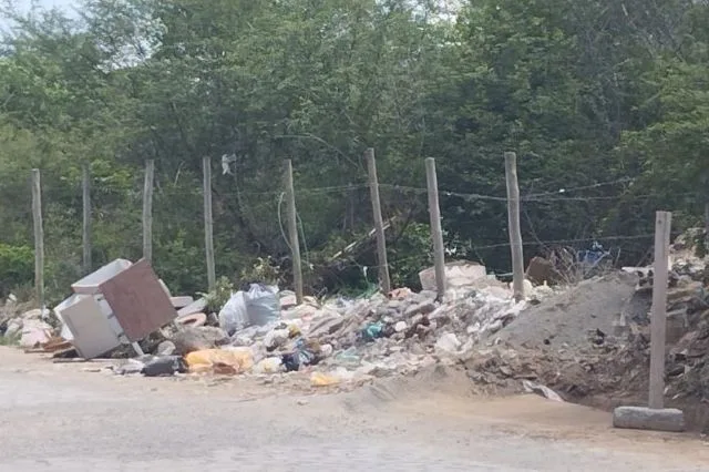 lixo espalhado em rua