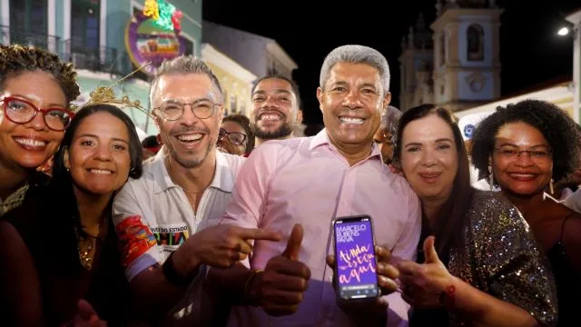 VÍDEO: Pelourinho pausa Carnaval para assistir Oscar 2025 e vibra com premiação de “Ainda Estou Aqui”