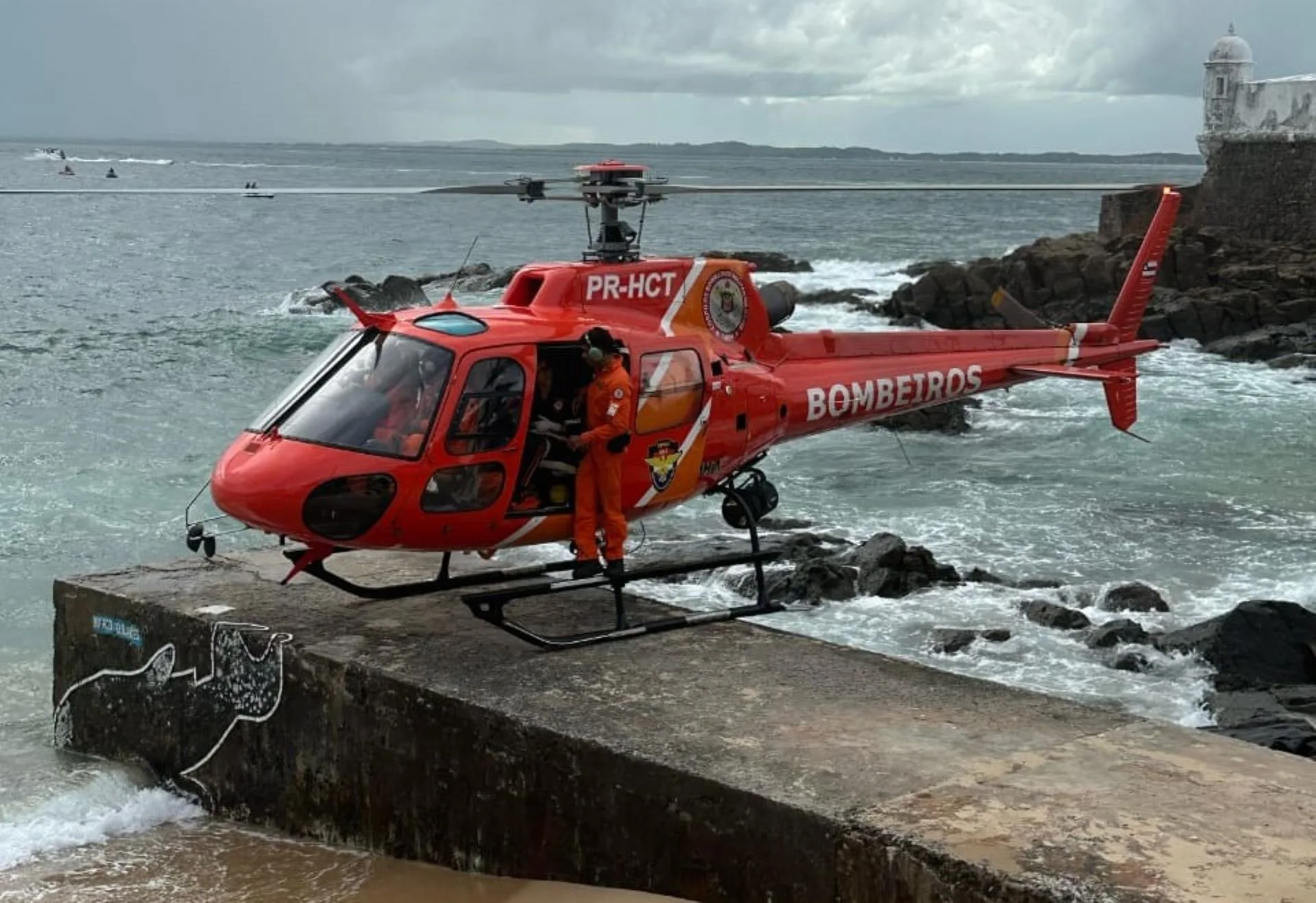 Helicóptero dos bombeiros resgata vítima de afogamento no circuito do Dodô (2)