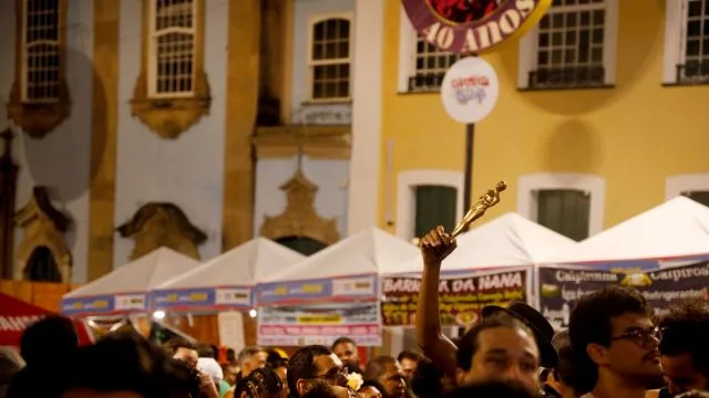 VÍDEO: Pelourinho pausa Carnaval para assistir Oscar 2025 e vibra com premiação de “Ainda Estou Aqui”