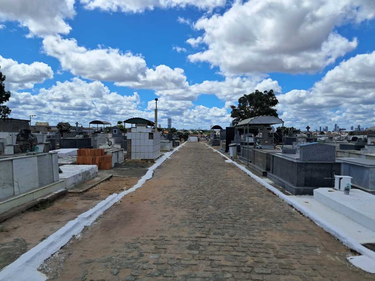 Descarte de entulhos e queima de lixo prejudica cemitério São Jorge